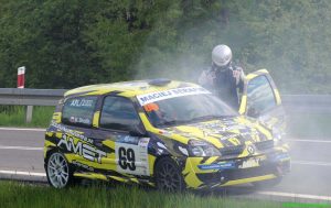Ugaszony silnik samochodu wyścigowego