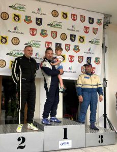 Maciej Serafin na podium z synem