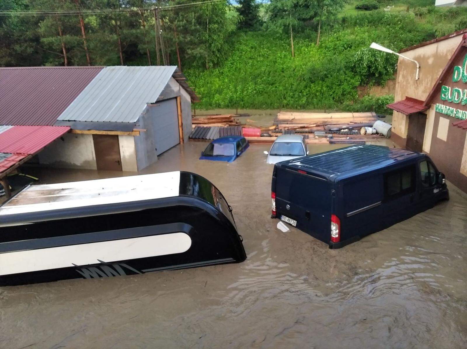 Zalany przez powódź parking