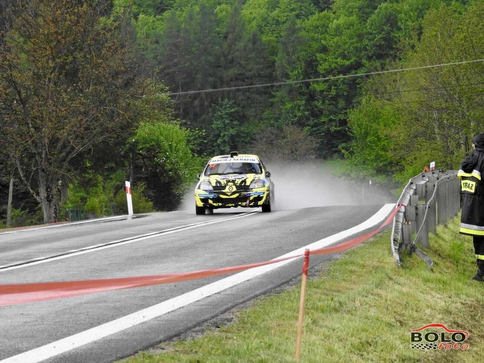 Samochód wyścigowy podczas eliminacji na drodze.
