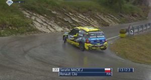 Samochód wyścigowy podczas eliminacji na drodze.