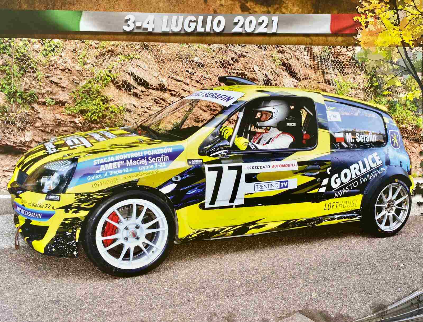 Samochód wyścigowy podczas eliminacji na drodze.