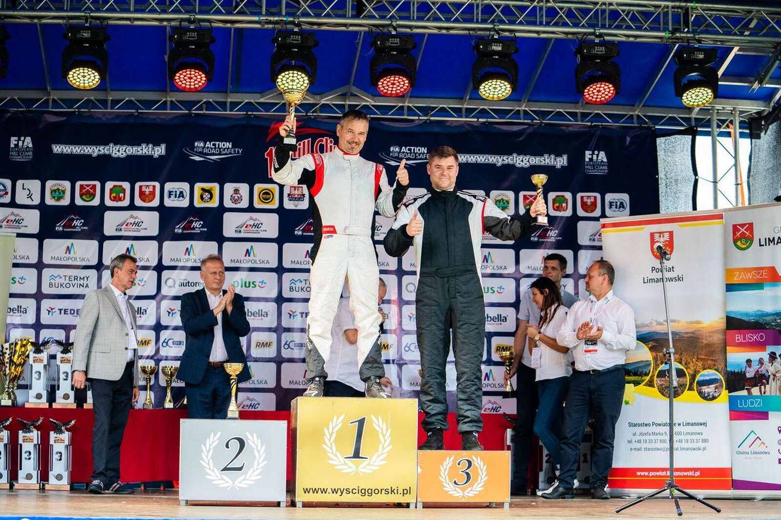 Maciej Serafin na podium z pucharem w ręku