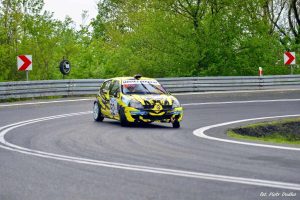 Samochód wyścigowy podczas eliminacji na drodze.