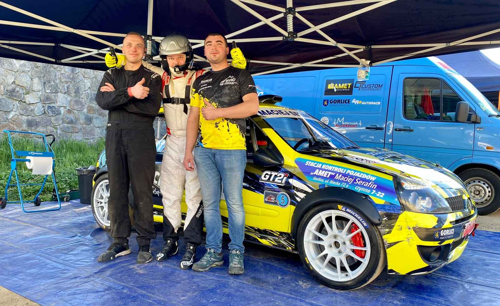Kierowca Maciej Serafin pozuje do zdjęcia wraz z mechanikami