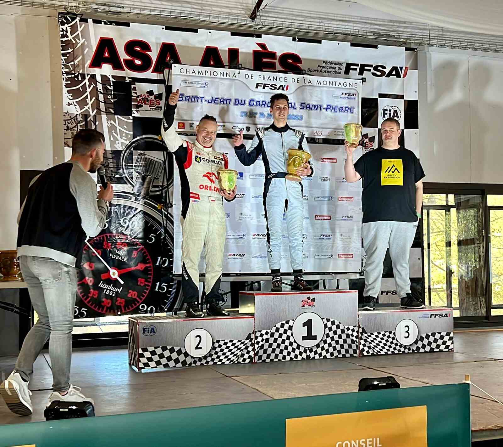 Maciej Serafin na podium.