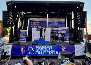 Maciej Serafin na podium jednego z wyścigów