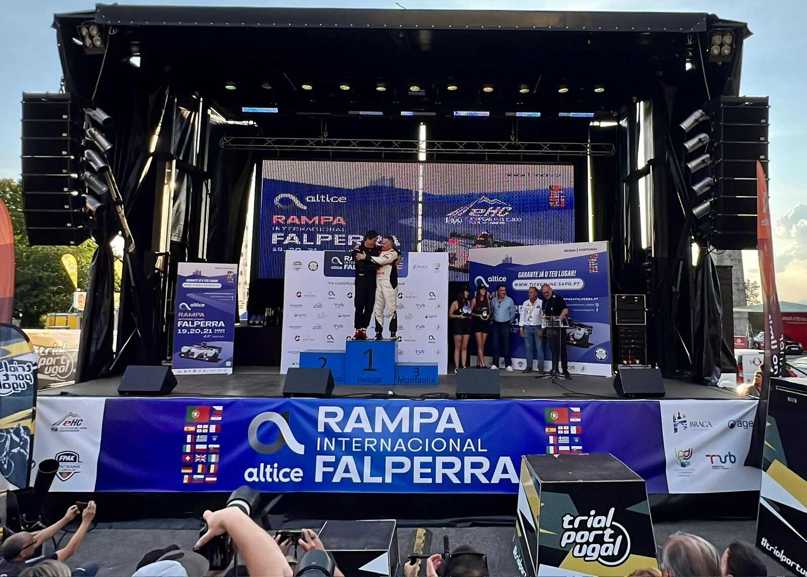 Maciej Serafin na podium jednego z wyścigów