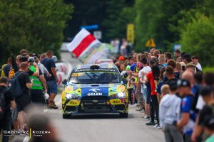 Kierowca wyścigowy podający rękę kibicom