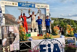 Maciej Serafin na podium jak zwycięzca