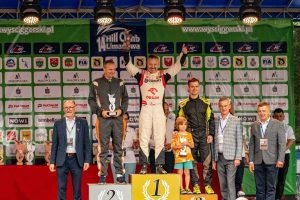 Maciej Serafin na podium jak zwycięzca