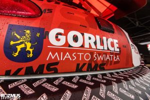 Logo Miasta Gorlice na samochodzie z bliska