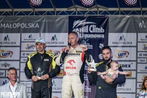 Kierowca wyścigowy Maciej Serafin na podium jako zwycięzca wyścigu.