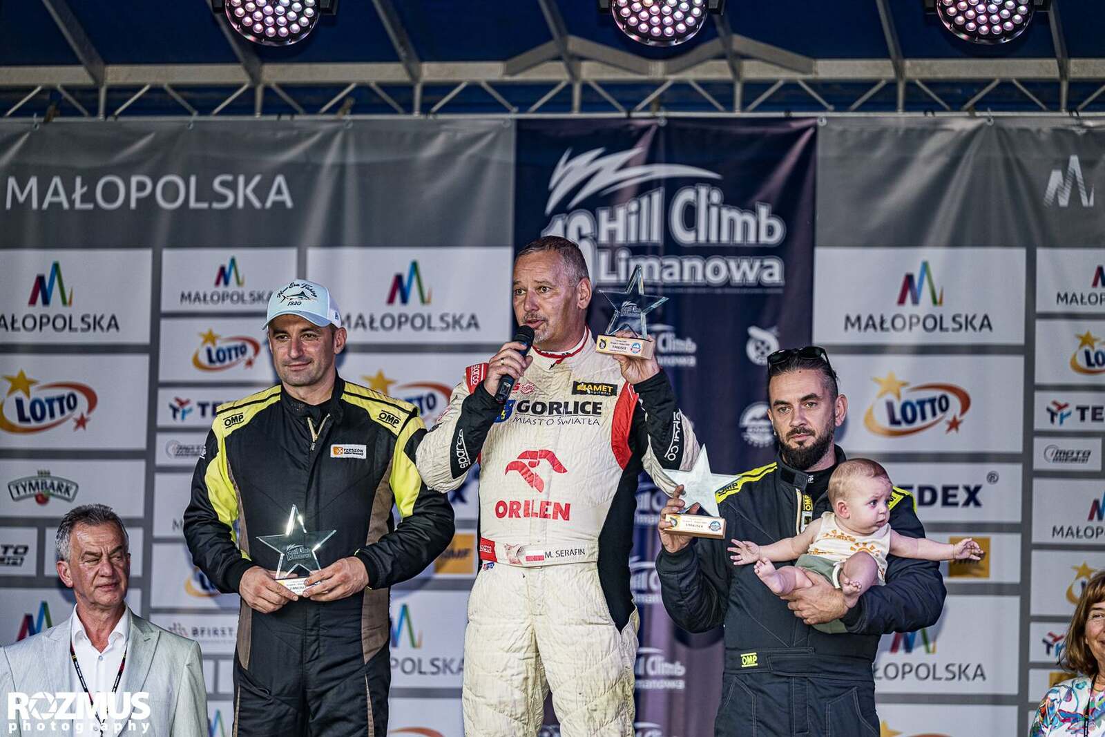 Kierowca wyścigowy Maciej Serafin na podium jako zwycięzca wyścigu.
