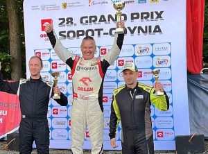 Kierowca wyścigowy Maciej Serafin na podium jako zwycięzca wyścigu.