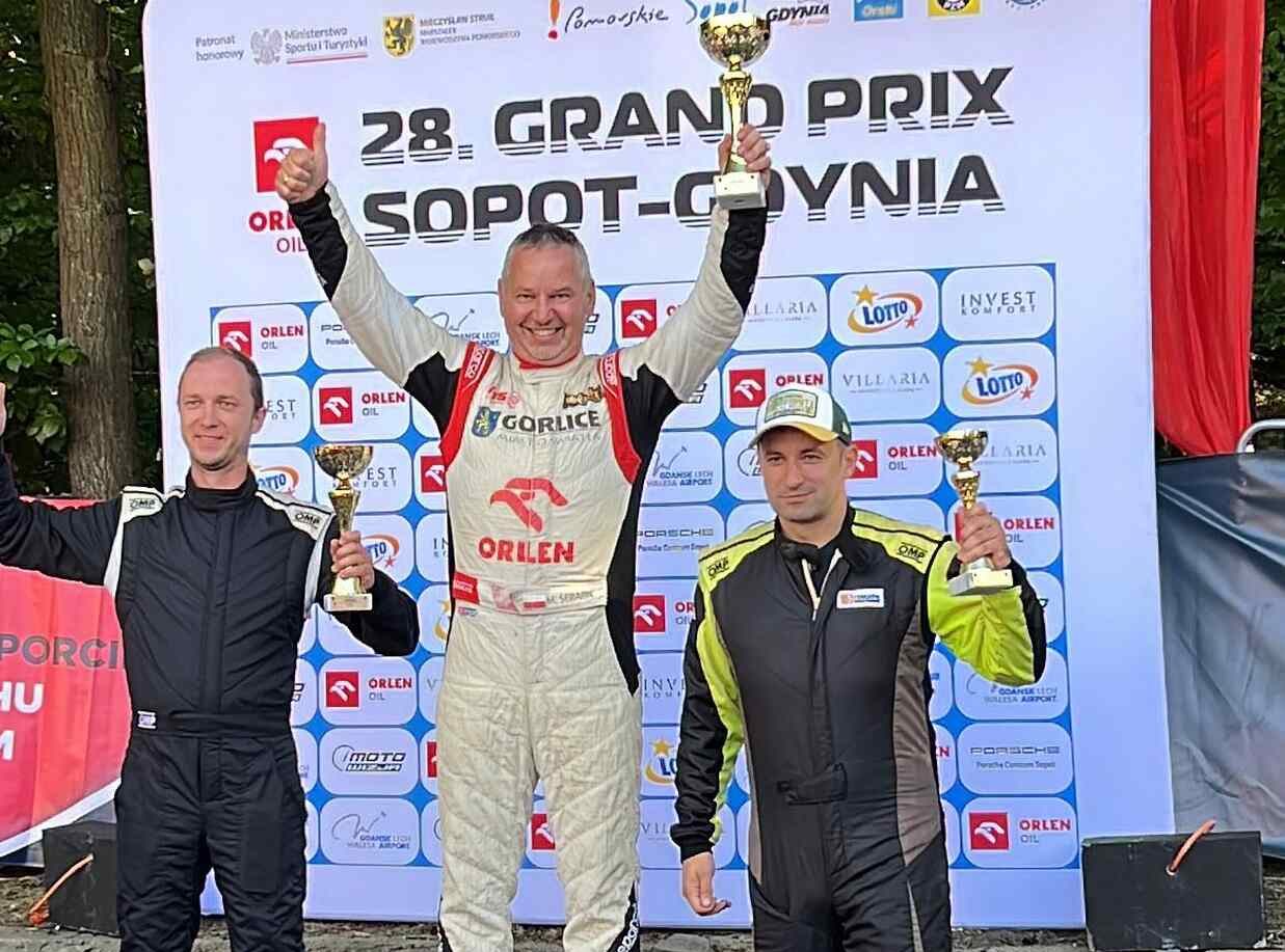 Kierowca wyścigowy Maciej Serafin na podium jako zwycięzca wyścigu.