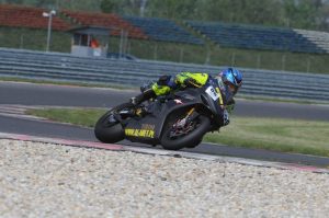 Motocyklista podczas wyścigu.