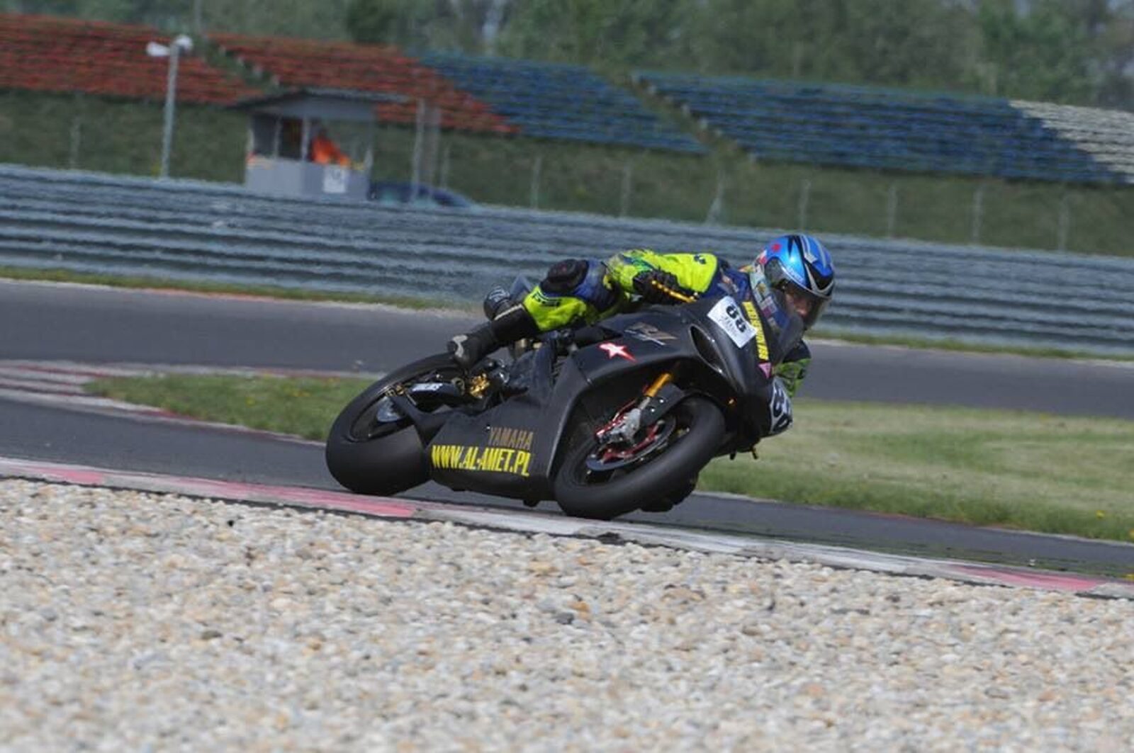 Motocyklista podczas wyścigu.
